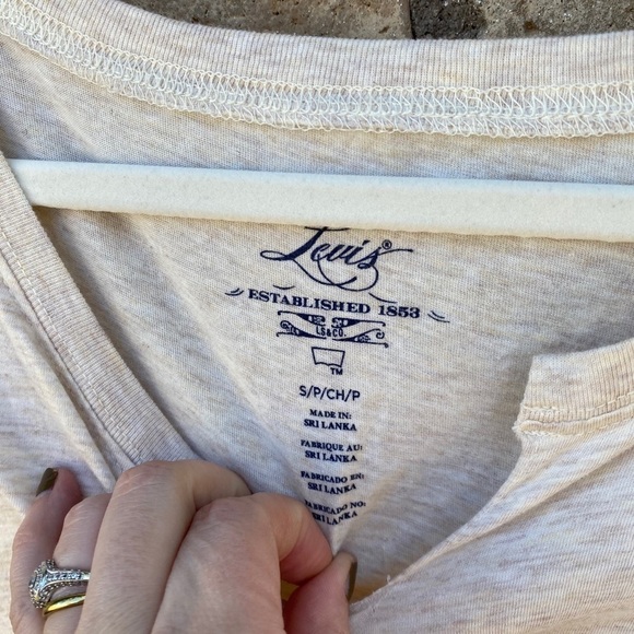 Levi’s • Floral Spell Out Graphic T-Shirt boho - Picture 3 of 3